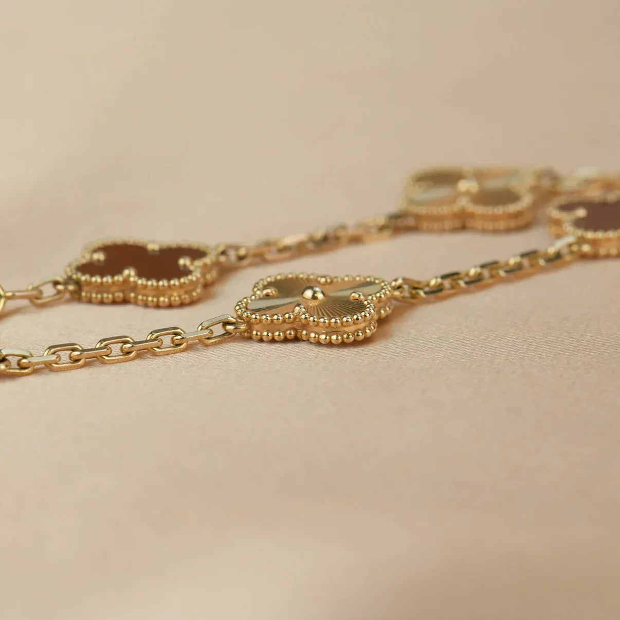 [LUXE JEWELRY] CLOVER 5 MOTIF RED CORNELIAN BRACELET COLLECTION